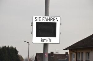 Anzeigetafel zur Einhaltung der vorgeschriebenen Geschwindigkeit im Trineweg.