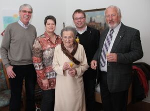 Hilde Pudack mit Gratulanten