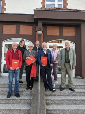 Die Geehrten stellen sich Manuela Strube und den OV-Vorsitzenden für ein Erinnerungsfoto zusammen