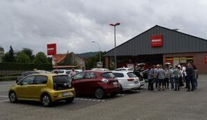 Zehn Elektroautos bei der Ausfahrt der Stadt Baunatal mit E-Autos mit Fahrern und Beifahrern