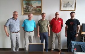 Karsten Hellmuth (Mitte) zu Gast beim Ortsvereinsvorstand