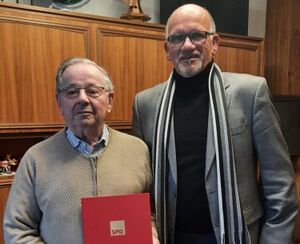 Georg Hempel (links) wird von Robert Szeltner geehrt.