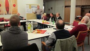 Herr MIttelbach erläutert die Bauvorhaben