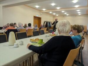 Ernst und lockere Gespräche bei Kaffee und Kuchen