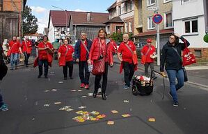 Bundestagskandidatin Esther Dilcher (Mitte) in Baunatal