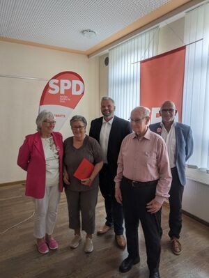 Vorstand ehrt Irmgard Freiberg (2. v.l.) und Horst Leinburg (4. v.l.) mit Dagmar Leise, Daniel Jung und Robert Szeltner