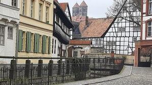 Romantische Fachwerkhäuser prägen das Bild der Kleinstadt im Harz.