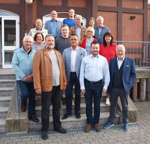 Gruppenbild vor der Alten Schule