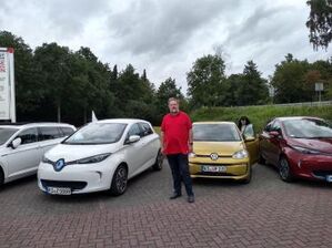 Stadtverordneter Arnold Dittmar mit dem Volkswagen e-up! bei der Elektroauto-Ausfahrt 2019