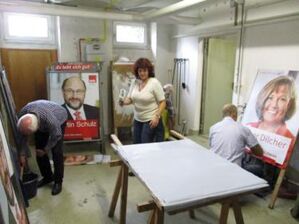 Plakate werden geklebt (n.l.n.r. Reiner Heine, Beate Theis, Heinz Bachmann, Diethelm Gück)