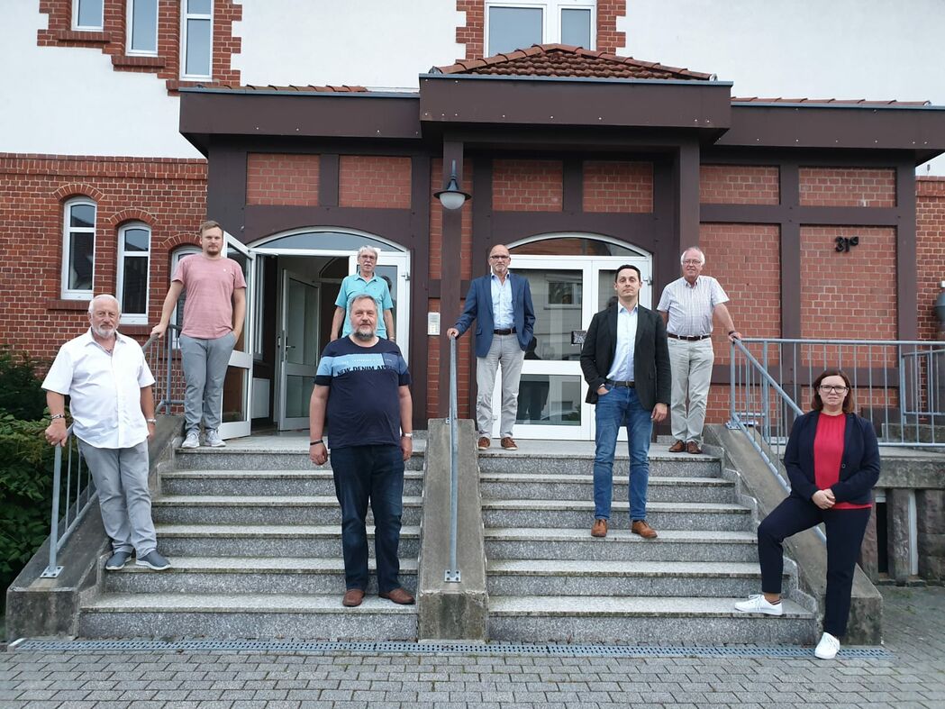 Kandidaten vor der Alten Schule