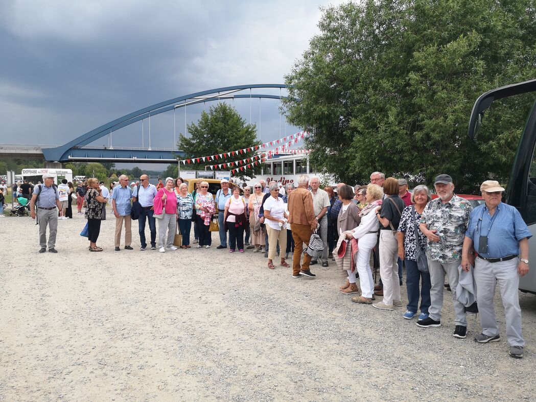Gruppenfoto 6 vor der MS Undine