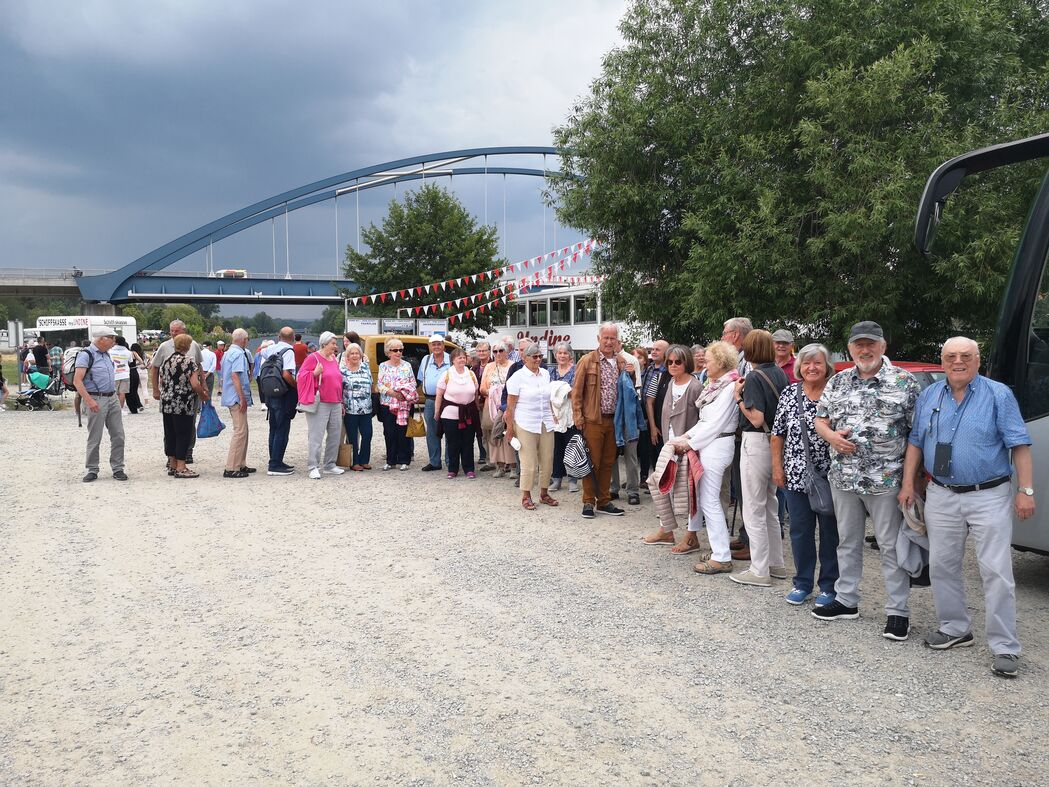 Gruppenfoto 4 vor der MS Undine