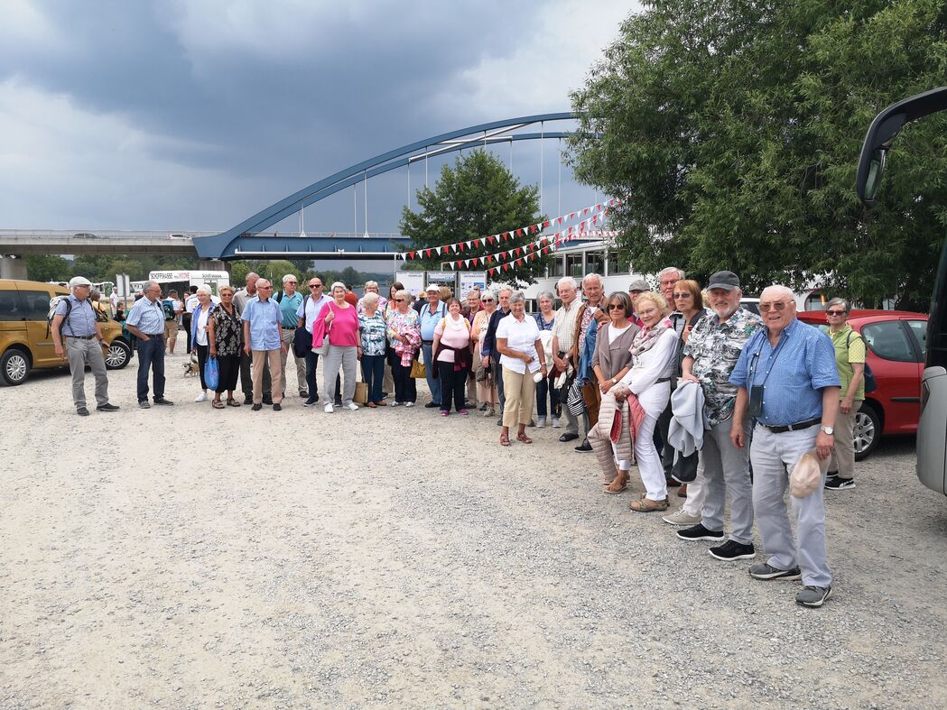 Gruppenfoto 3 vor der MS Undine