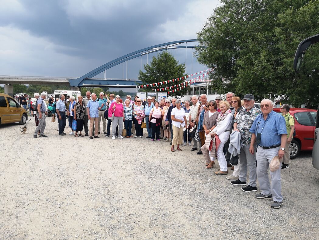 Gruppenfoto vor der MS Undine 1