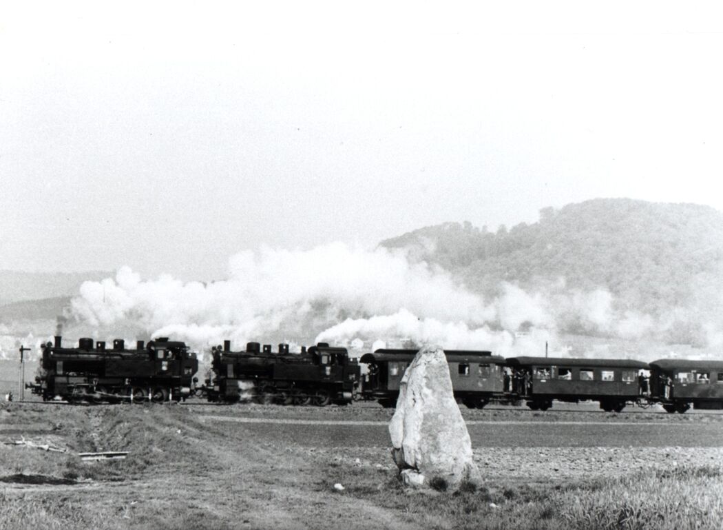 Doppeltraktion in voller Fahrt vor dem Hünstein